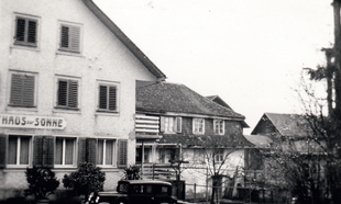 Abb.1: Die erste Dorfkäserei befand sich bis um 1913 rechts im Anbau an das Gasthaus zur Sonne.