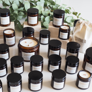 La collection de bougies Shamea se compose de bougies naturelles parfumées. Shamea vous invite à un voyage olfactif. 