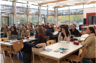 So sehen Senkrechtstarter-Aktionen in Schulen normalerweise aus: Viele Schüler in einer Aula. Hier erklären die Senkrechtstarter alles rund um’s Studium.