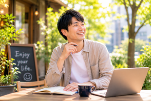 カフェでリラックスして笑顔を見せる男性のイメージ。無理に追い込まず、自然体で楽しみながら進める空のベンチの婚活サポート。