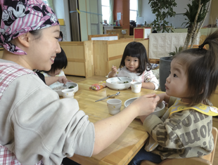 目を合わせて食べる