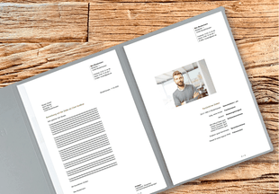 Die Inhalte einer Bewerbung: ein ansprechendes Bewerbungsdeckblatt, ein überzeugendes Bewerbungsanschreiben, ein übersichtlicher und Lückenloser Lebenslauf, ein Motivationsschreiben etc. 