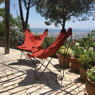 Ur une terrasse au soleil, lesfauteuils AA Airborne, fauteuils de designer aux 54 housses, distribués par Ecoute Bergère 