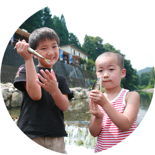 清流の畔でアユ料理をどうぞ 美山観光やな 岐阜県山県市