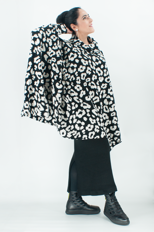 schwarz weißer Poncho Pullover aus Leostrick