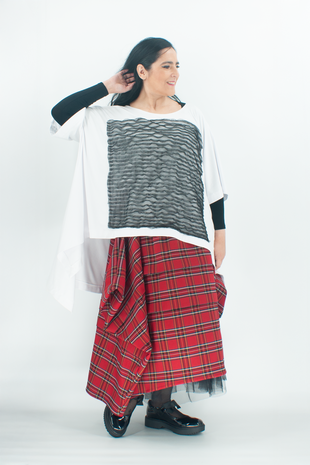 Avantgardistisches Sommershirt mit Tüllapplikation