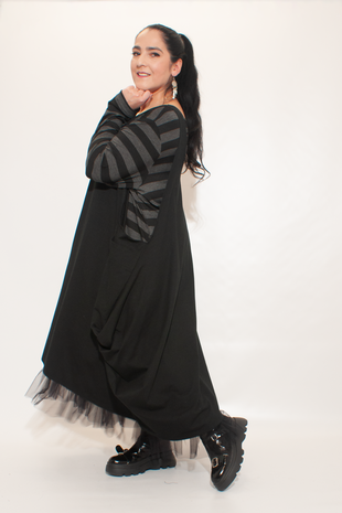 grau schwarz gestreiftes Tüllkleid