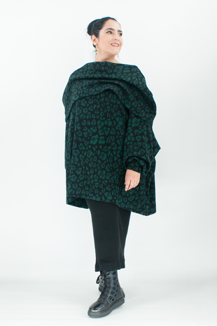 Oversized Pullover aus Leostrick mit großem Carmen-Kragen
