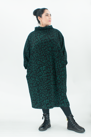 Strickkleid aus Leostrick in Midilänge