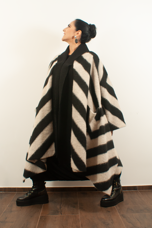 langer Strickmantel mit schwarz-offwhite Strickmuster