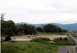 鴨川公園は、京都市の中心部を流れる鴨川の河川敷に整備された公園です。そのさわやかな流れをはさんで南北に伸びる水辺の緑地は、市街地の中にある貴重なリフレッシュ空間としても、親しまれています。