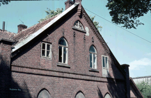 Am Giebel der Burgdammer Schule die Jahreszahl der Eröffnung 1862 (Foto 1970)