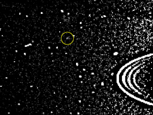Animierte Hubble-Aufnahmen aus dem Jahr 2003. Mab umrundet den Uranus in einem Orbit, der sie weit nach draußen bringt. Weiter innen, näher an den Ringen, sind einige größere Monde zu erkennen, die ihn ebenfalls umrunden.