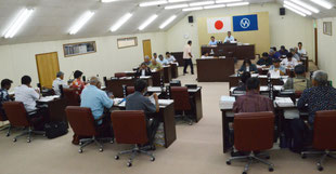 竹富町議会で議案審議がスタートした=20日、同議場