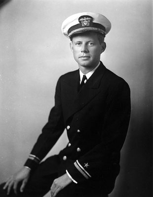 John F. Kennedy in der Uniform der US-Navy, 1942