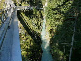 Nur auf Stegen geht es über die Leutascher Klamm