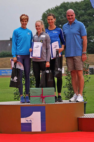 Siegerehrung Dreisprung Frauen: v.l.: Dana Veldakova (Slowakei), Neele Eckhardt (Göttingen), Klaudia Kaczmarek (LAZ Rhede) und Bürgermeister Jürgen Bernsmann. (Archivfoto: Bernfried Knipping)