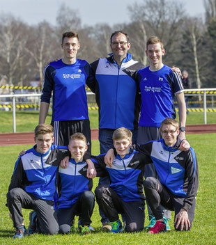 Hart gekämpft und viel erreicht: Die LAZ-Cross-Mannschaft mit (stehend v. l.) Jan-Dvid Ridder, Trainer Jürgen Palm, Marcel Eckers, (knieend v.l.) Michel Fahrland, Leohnard Metz, Jonas Arnold und Jan Siebert. (Foto: Jan-Hendrik Ridder)