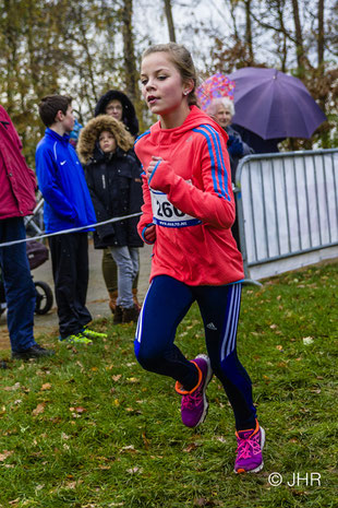 Die 14-jährige Elena Epping lief ein starkes Rennen über 5km und kam in ihrem Lauf als Vierte durchs Ziel. (Foto: Jan Hendrik Ridder)