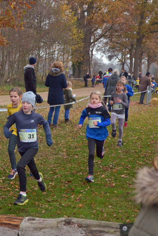 Die Läuferinnen aus Alten und Rhede absolvierten den Schülerlauf mit großer Begeisterung.