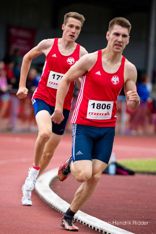 Erik Höpfner (1806) unterbot die DM-Norm und holte sich den Titel über 2000m Hindernis der U18. Links: Jan-David Ridder.