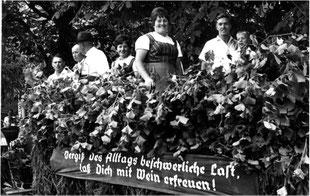 „Unser ‟Neues altes Bild‟ zeigt einen Festwagen zum Thema Weinbau, wahrscheinlich beim Umzug zur 1200 Jahrfeier“