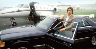 Tapie posant devant sa Mercedes et son jet privé