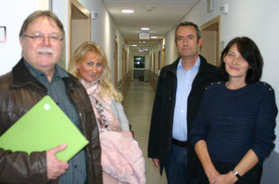 Dr. Wolfgang Etspüler, Dr. Isabelle Kohnle (beide GfBK) sowie Dr. Fadil Brovina und Elke Walther (komm. Chefarzt und Verwaltungsdirektorin der BioMed-Klinik) v.l.n.r.