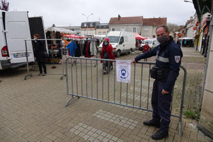 Alain Brazier veille au grain sur le marché de plein air.