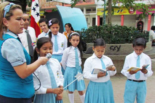 Alumnos de la Unidad Educativa Manabí hacen una invocación a la paz en el Lune Cívico municipal. Chone, Ecuador.