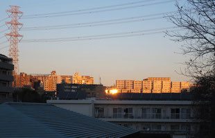 冬の朝、ゴミを捨てに家を出ると遠く高台にある愛宕団地に朝日が当たっている。我が家は南斜面の底にあるので、午前９時にならないと陽が当たらない。寒さに弱い私としては羨ましいが、夏は逆の立場なので文句は言えないか。