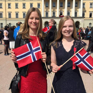 Charlotte und Tabea am Nationalfeiertag am 17.Mai in Oslo