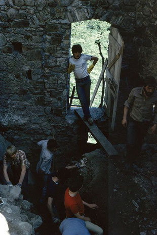 i ragazzi del Centro Culturale lavorano al restauro del castello nel 1981 - 1984
