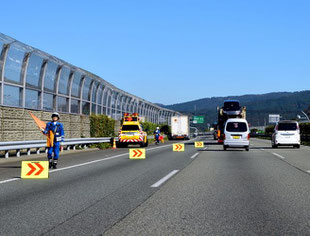 道路規制標識を見たら早めに車線変更を 人と車の安全な移動をデザインするシンク出版株式会社