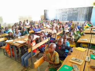 Eine Klasse der Primarschule in Kankalsi - es ist die 15. te Primarschule aus den BMZ-Projekten