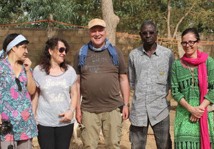 v.l. Barbara Rode (BAREKA), Susanne Langer (BAREKA), Erwin Wiest (FPB), Dramane Toe (afrikanischer Freund), Pascale Pouzet (FPB)