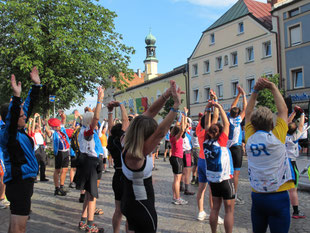 Morgen-Gymnastik auf dem Marktplatz von Viechtach