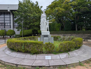 平和の女神像