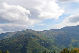 Bedrohlich Wolkenverhangen, aber bis zum Schluss trocken: Die Fahrt über den Apennin