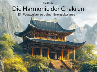 Ein asiatisches Haus mit geschwungenen Dächern auf einem Berg