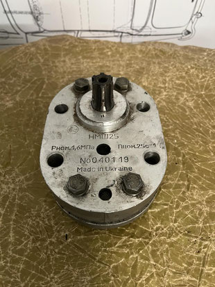Ölpumpe Getriebe Schaltgetriebe Getriebeölpumpe Zahnradpumpe Traktor T130, T170. Oil pump gearbox Soviet tractor T130, T170. Насос НМШ-25 шестеренчатый гидросистемы масляный  коробки передач КПП (трансмиссии) советский трактор Т130, Т170.