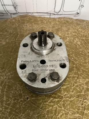 Ölpumpe Getriebe Schaltgetriebe Getriebeölpumpe Zahnradpumpe Traktor T150K. Oil pump gearbox Soviet tractor T150K.     Насос НМШ-25 шестеренчатый гидросистемы масляный коробки передач КПП (трансмиссии) советский трактор Т150К.