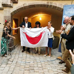 Céline Ripoll, Française habitante de l'Île de Pâques, remet à Monique Bultel Herment, conseillère régionale et aux autorité locales, le drapeau de l'Île de Pâques