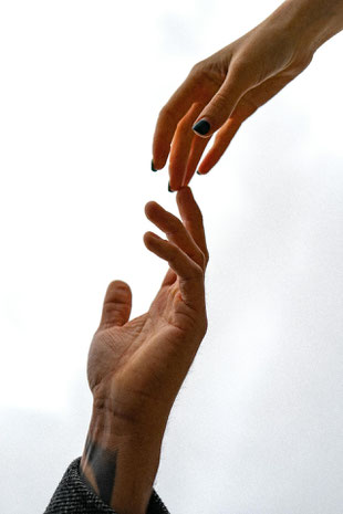 main d'un homme et main d'une femme couple à distance