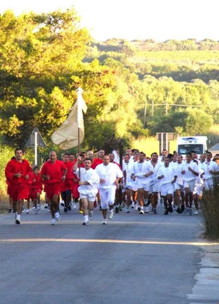 Corsa di Sant' Agostino svolta da soli uomini e ragazzi col saio rosso o bianco