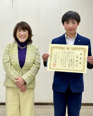 東大和市長 和地仁美氏と木塚瞭太選手（表彰式にて）