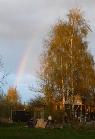 Bauwagen und Regenbogen