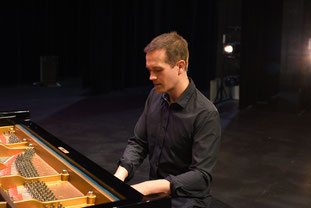 Elegant live saxophone music for luxury receptions in Normandy châteaux and seaside resorts.