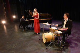 Groupe de musique chanteuse & pianiste orchestre musiciens professionnels artistes pop variété internationale jazz reprises chanson française animation concert privé repas mariage Caen Lisieux Honfleur Bayeux Falaise Deauville Vire CALVADOS 14 NORMANDIE