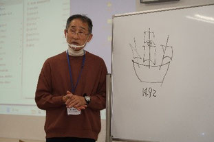 マストの名称について説明する講師